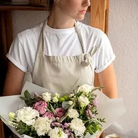 Флорист с букетом