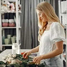 Флорист с букетом