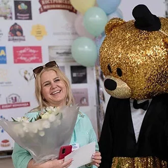 Получатель с букетом