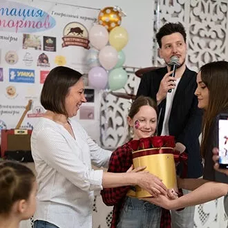 Получатель с букетом