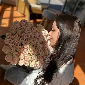 Получатель с букетом