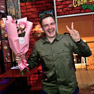 Получатель с букетом