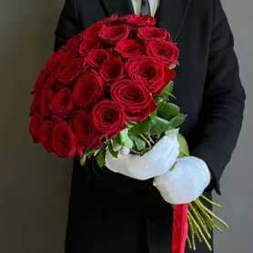 Монобукет из красных роз  &laquo;Глори&raquo; от интернет-магазина «Розы 44» в Костроме