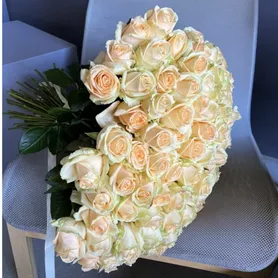 Монобукет из 101 белой розы &laquo;Вдохновение&raquo; от интернет-магазина «Розы 44» в Костроме