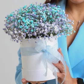 Композиция в шляпкой коробке &laquo;Шикарный комплимент&raquo; от интернет-магазина «Розы 44» в Костроме