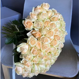 Монобукет из белых роз &laquo;101желание &raquo; от интернет-магазина «Розы 44» в Костроме