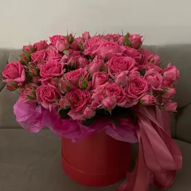 Композиция в шляпной коробке &laquo;Барби&raquo; от интернет-магазина «Розы 44» в Костроме