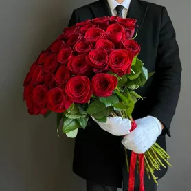 Монобукет из 51 розы  &laquo;Поцелуйчик&raquo; от интернет-магазина «Розы 44» в Костроме