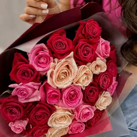 Монобукет из разноцветных роз &laquo;Реверанс&raquo; от интернет-магазина «Розы 44» в Костроме