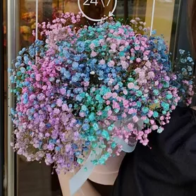 Композиция с гипсофилой &laquo;Радуга &raquo; от интернет-магазина «Розы 44» в Костроме