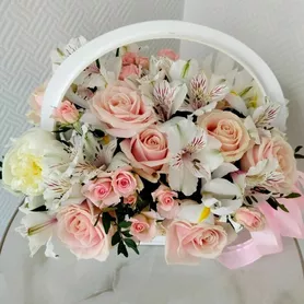 Композиция в корзине &laquo;Нежность ветров&raquo; от интернет-магазина «Розы 44» в Костроме