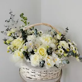 Композиция в корзине  &laquo;Для истинной леди&raquo; от интернет-магазина «Розы 44» в Костроме