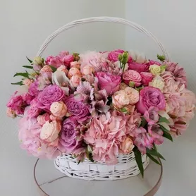 Композиция в корзине &laquo;Авторская&raquo; от интернет-магазина «Розы 44» в Костроме