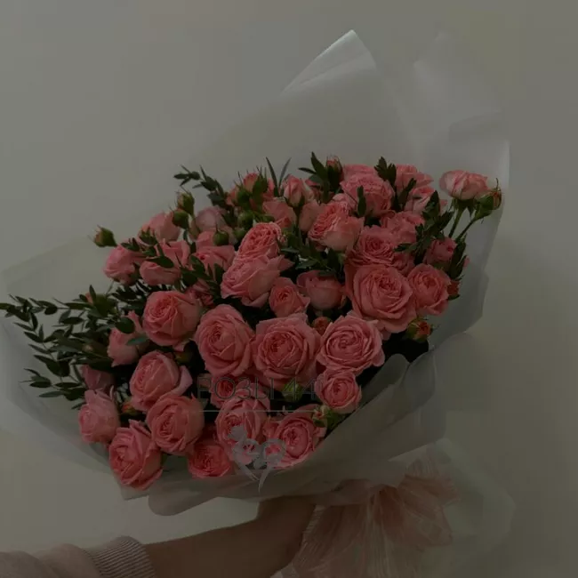 Букет с кустовой коралловой розой и эвкалиптом.