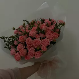 Букет из коралловых кустовых роз и эвкалиптом. от интернет-магазина «Розы 44» в Костроме