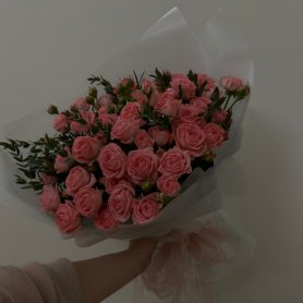 Букет из коралловых кустовых роз и эвкалиптом. от интернет-магазина «Розы 44» в Костроме