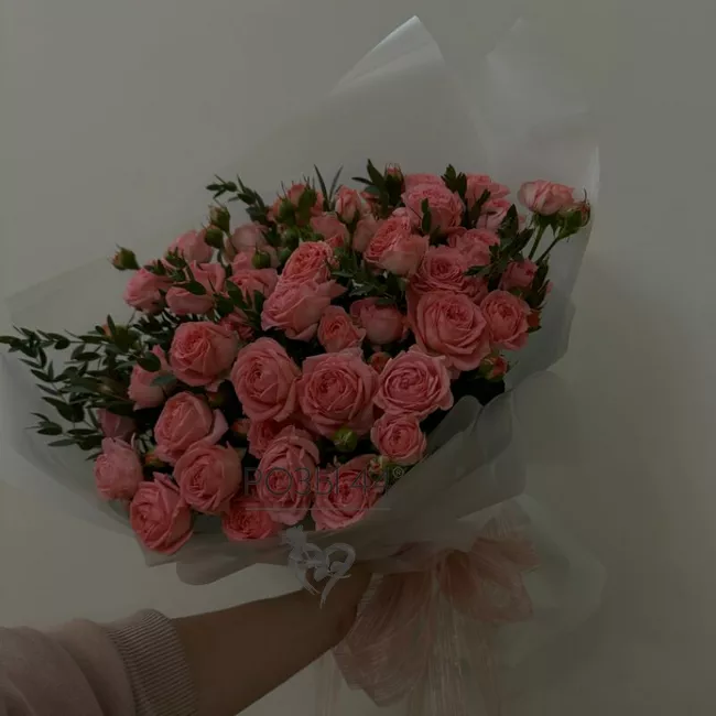 Букет из коралловых кустовых роз и эвкалиптом.