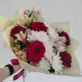 Букет из роз и хризантем от интернет-магазина «Розы 44» в Костроме