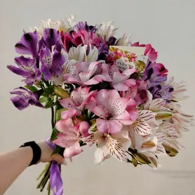 Монобукет из альстромерий от интернет-магазина «Розы 44» в Костроме