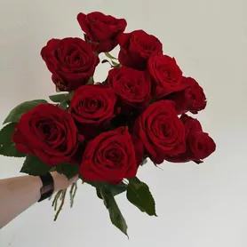 Монобукет из 11 алых роз  от интернет-магазина «Розы 44» в Костроме