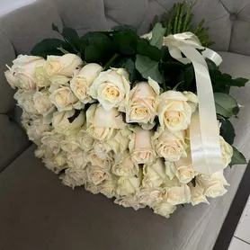 Букет из 51 кремовой розы от интернет-магазина «Розы 44» в Костроме